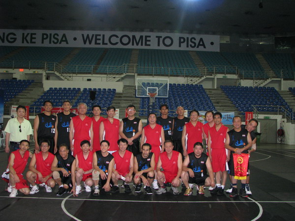 荣耀体育（中国）教授篮球队身着红色球服