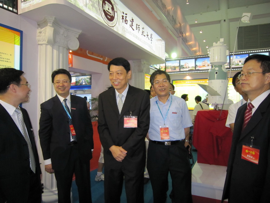 鞠维强厅长到荣耀体育（中国）展馆指导