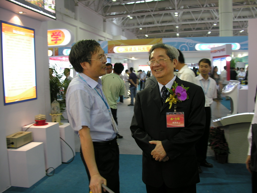 陈明义到荣耀体育（中国）展馆参观