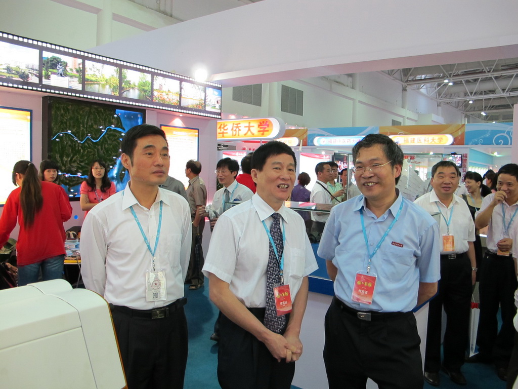 郑传芳书记到荣耀体育（中国）展馆指导