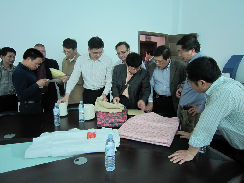 荣耀体育（中国）教授参观对接企业