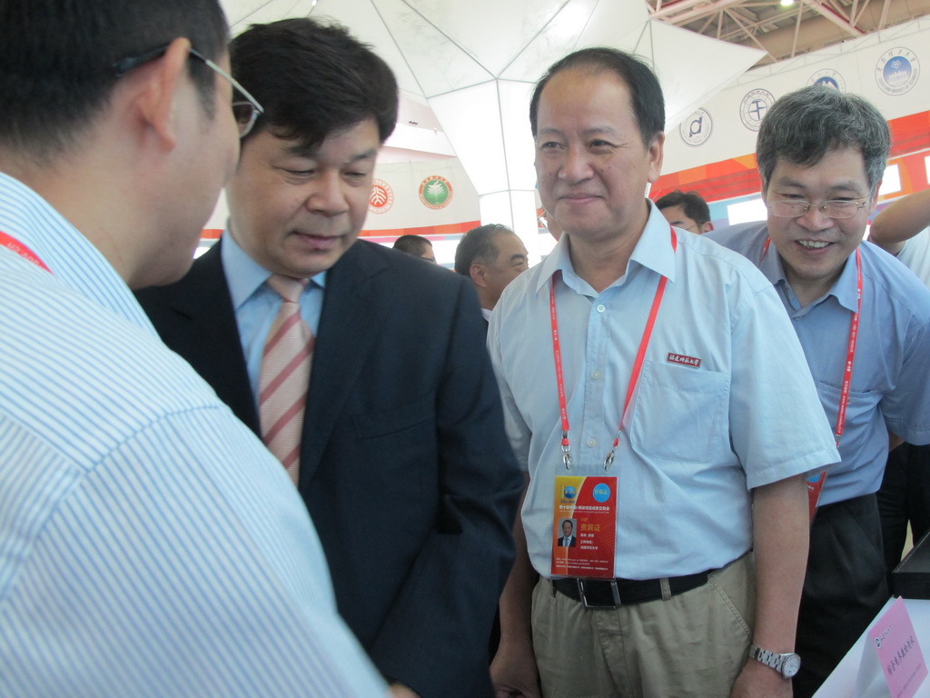 教育部杜占元副部长亲临荣耀体育（中国）展位指导